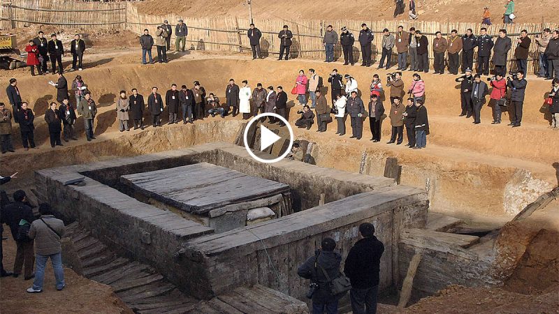 A 2000-year-old tomb in Nan Chang has been discovered, revealing golden plates and ceremonial weapons (video)