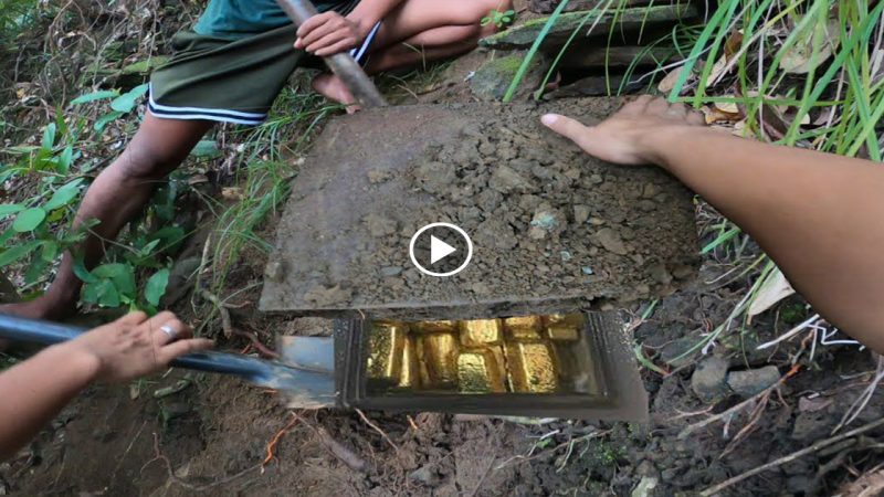 IN THE PHILIPPINES, GOLD BARS WERE FOUND WITHIN A YAMASHITA TREASURE BOX.