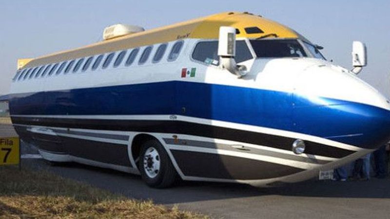 Boeing 727 Jet Limo – The limousine has a skin from a jet plane